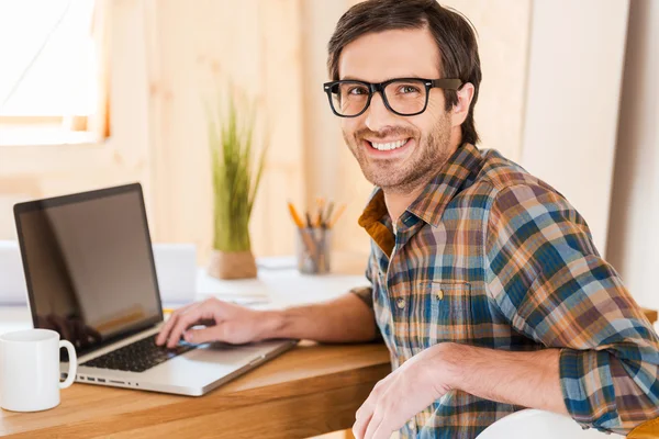 Man aan het werk op laptop op de werkplek — Stockfoto