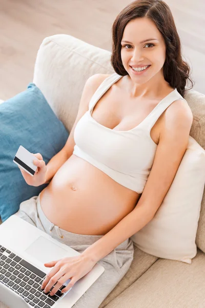 Pregnant woman holding credit card — Stock Photo, Image