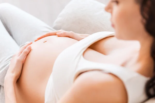 Gravid kvinna som rör sin mage — Stockfoto