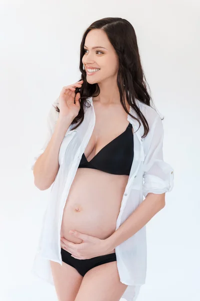 Wesoły kobieta w ciąży — Zdjęcie stockowe
