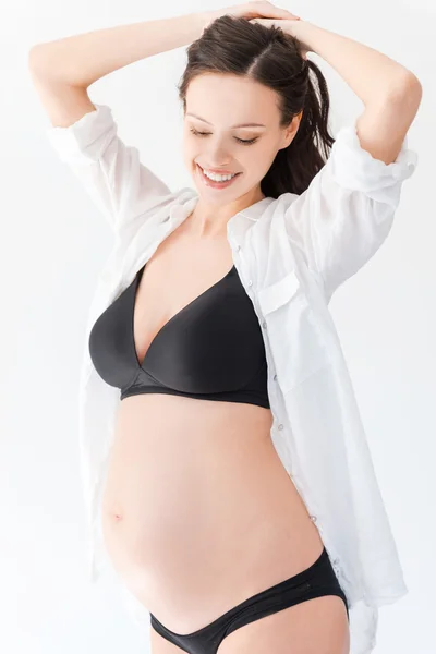 Mujer embarazada manteniendo los brazos levantados — Foto de Stock