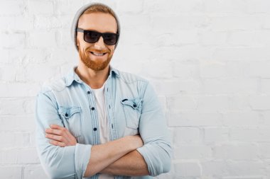 Genç adam Eyewear sakallı