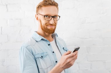 Cep telefonu tutan adam genç sakallı