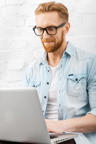 Bärtiger Mann arbeitet am Laptop — Stockfoto