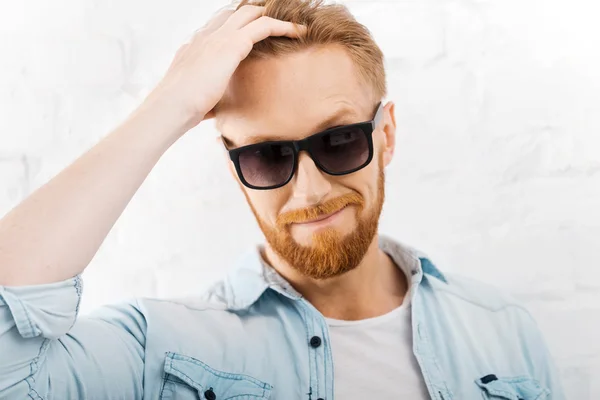 Kendine güvenen genç sakallı adam — Stok fotoğraf