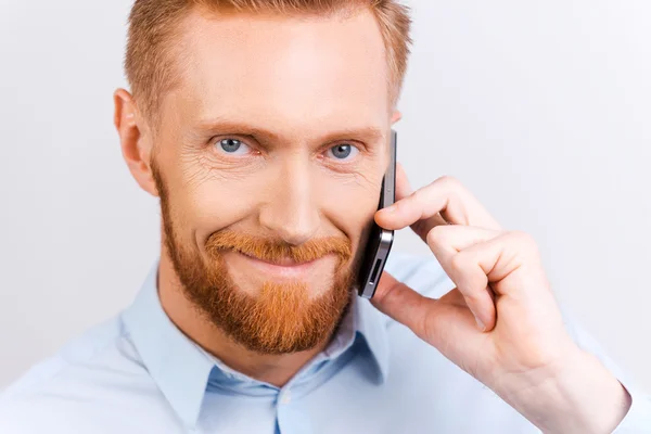 Skäggig man pratar i mobiltelefon — Stockfoto