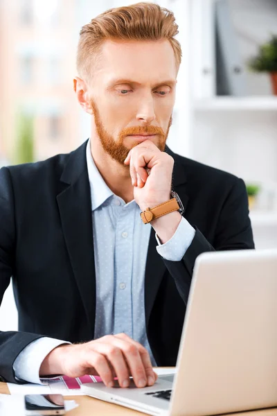 Empresario barbudo trabajando en portátil — Foto de Stock