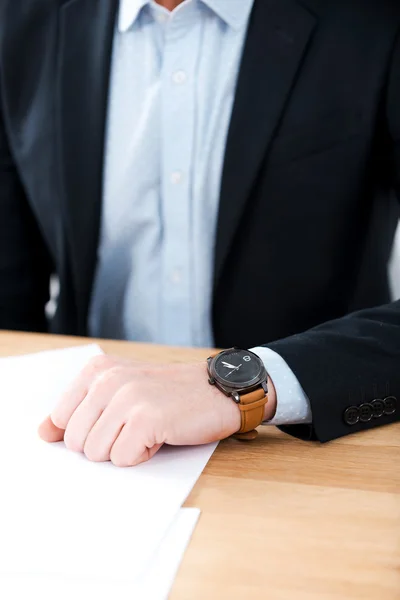 Uomo d'affari che indossa orologio a portata di mano — Foto Stock
