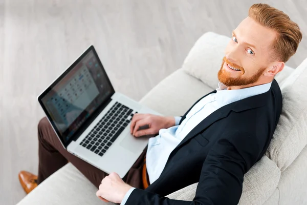 Uomo d'affari barbuto che lavora su laptop — Foto Stock