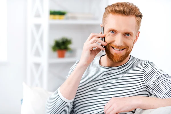 Bearded man talking on mobile phone — Stock Photo, Image