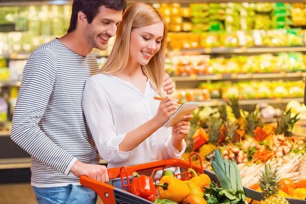 Paar beim Einkaufen in Lebensmittelgeschäft — Stockfoto