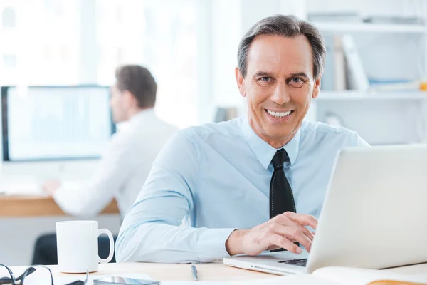 Zakenman in formalwear die op laptop werkt — Stockfoto