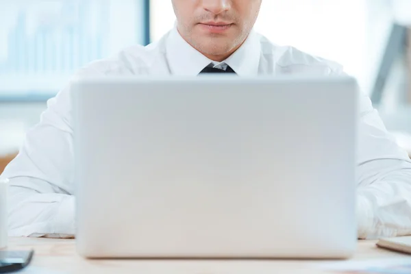 Homem de negócios trabalhando no laptop — Fotografia de Stock