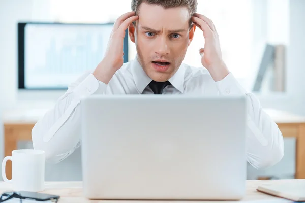 Gefrustreerd zakenman die op laptop werkt — Stockfoto