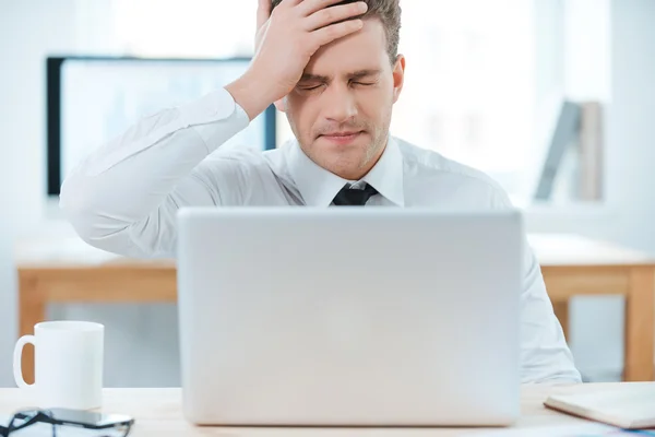 Frustrated businessman working on laptop — Stock Photo, Image