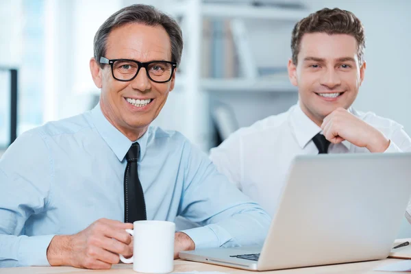 Uomini d'affari che lavorano su laptop — Foto Stock