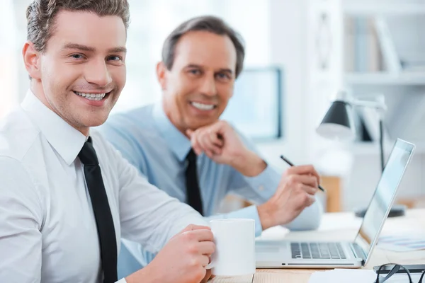 Gente de negocios sentada en el lugar de trabajo — Foto de Stock