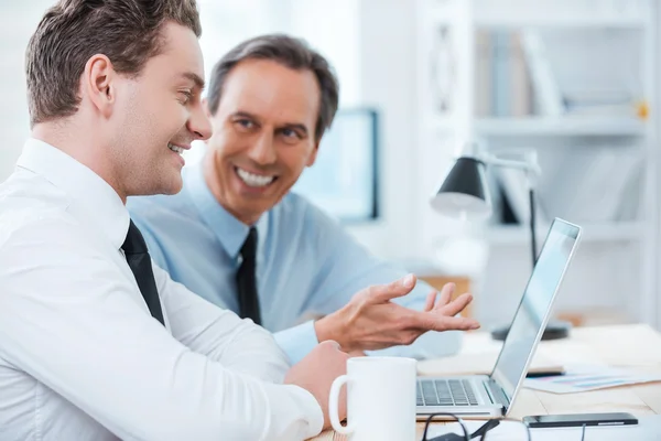 Gelukkig zakenmensen werken op laptop — Stockfoto