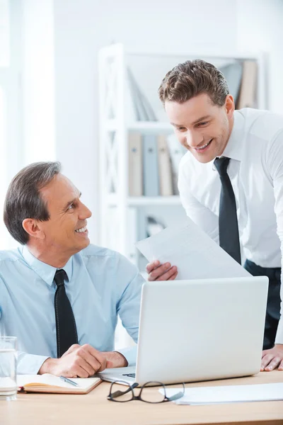 Mature businessman and young man with documents — Stock Photo, Image