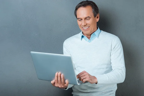 Uomo maturo che lavora sul computer portatile — Foto Stock