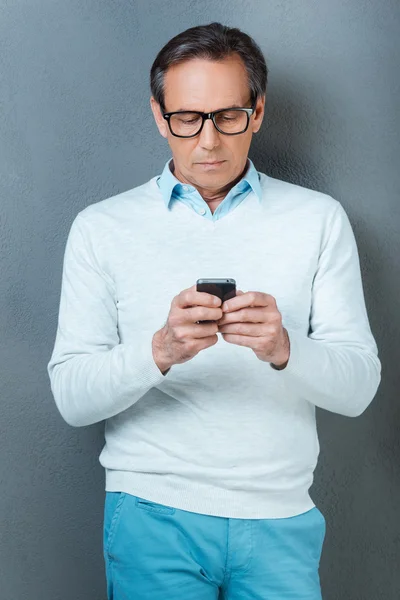 Mogen man med mobiltelefon — Stockfoto