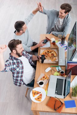 genç erkek ile bilgisayar oyunu oynamak