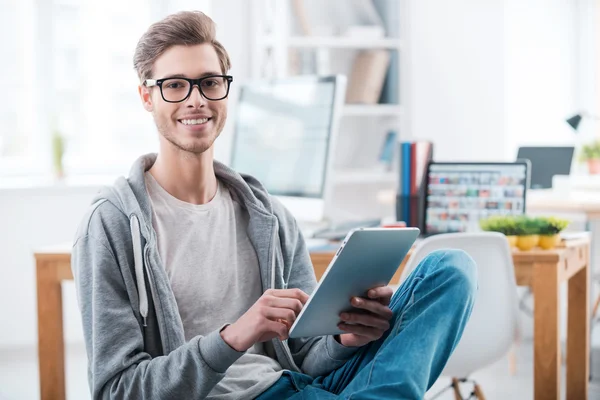 Man som arbetar på laptop i Office — Stockfoto