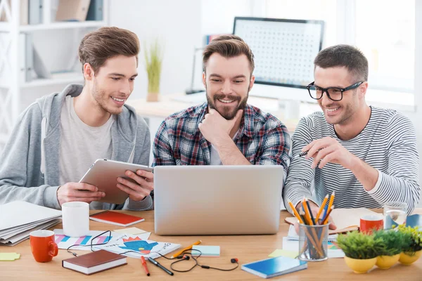 Lyckliga män arbetar på kontor — Stockfoto