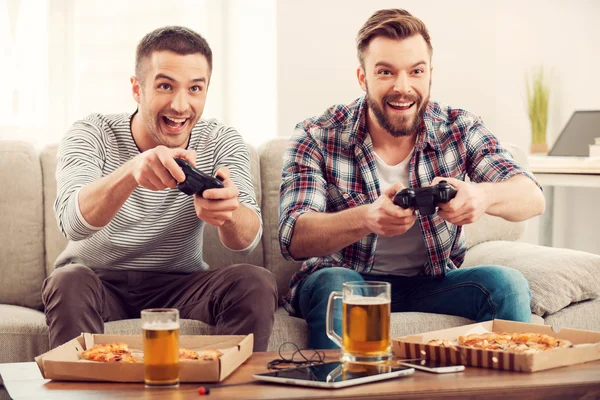 Homens felizes jogando videogames — Fotografia de Stock