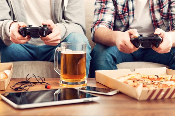 Homens jogando videogames — Fotografia de Stock