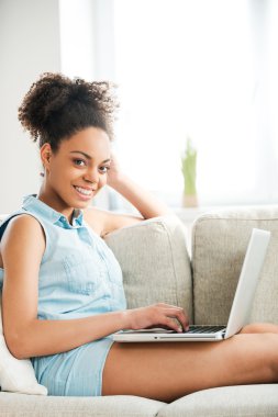 Cep telefonuyla konuşan Afrikalı kadın.