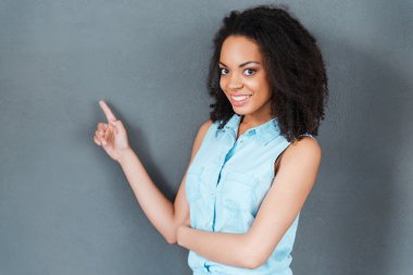 Afrikalı kadın uzağa işaret