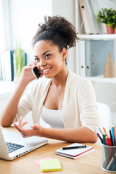 Afrikansk kvinna pratar i mobiltelefon — Stockfoto