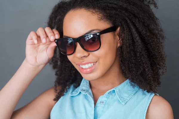 Afrikaanse vrouw haar zonnebril aanpassen — Stockfoto