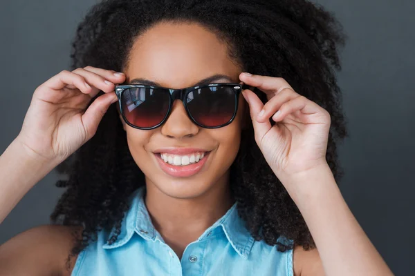 Femme africaine ajustant ses lunettes de soleil — Photo