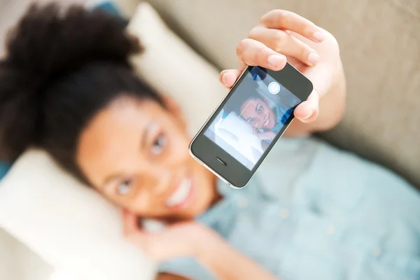 African woman making selfie on smartphone — Stock Photo, Image