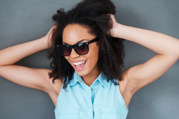 Afrikaanse vrouw haar zonnebril aanpassen — Stockfoto