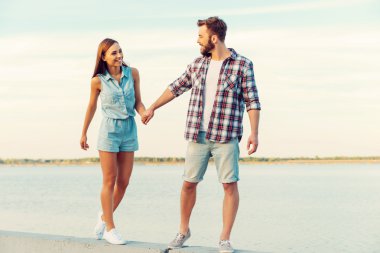 Sevgili çift el ele tutuşuyor