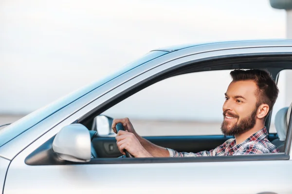 Joven conduciendo su coche — Foto de Stock