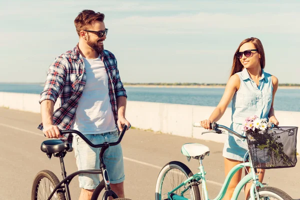 Jovem casal rolando suas bicicletas — Fotografia de Stock