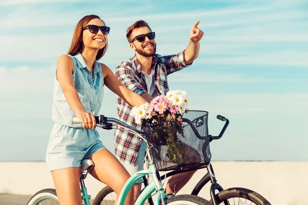 Pareja montando en bicicleta — Foto de Stock