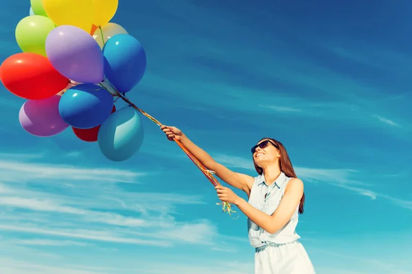 Γυναίκα που κρατά πολύχρωμα μπαλόνια — Φωτογραφία Αρχείου
