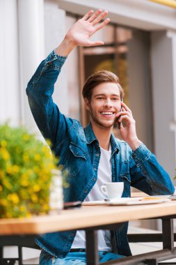 adam cep telefonu üzerinde konuşurken ve sallayarak