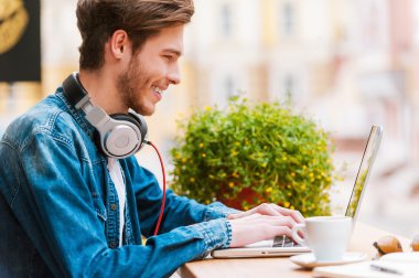 kaldırım Café dizüstü bilgisayarda çalışan adam