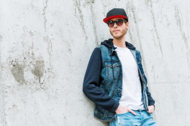 ceplerinde elele şapkalar erkekte