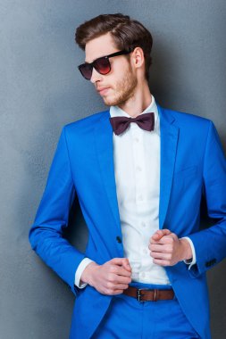 adam Eyewear ceketini ayarlama