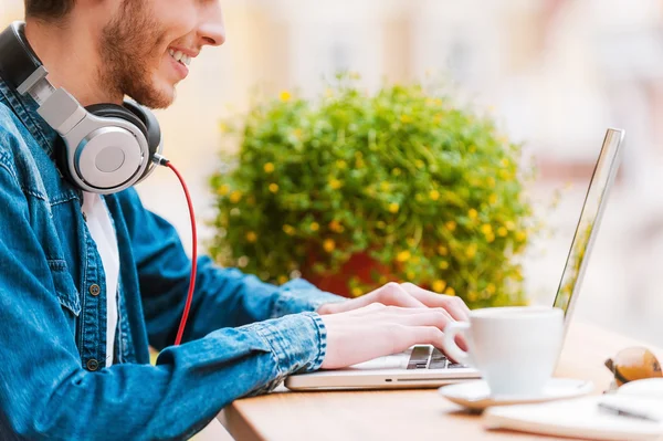 Homem trabalhando no laptop no café da calçada — Fotografia de Stock