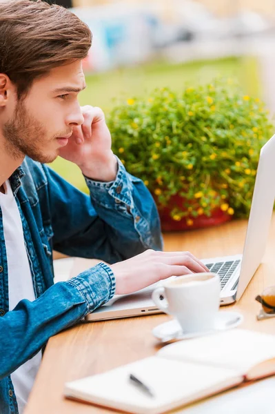 Człowiek działa na laptopie w kawiarni chodniku — Zdjęcie stockowe