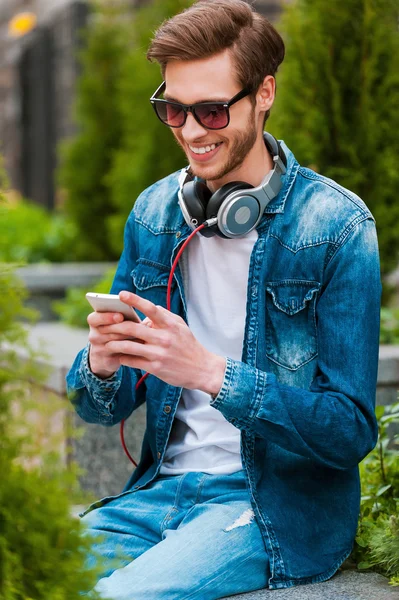 Jonge man bedrijf mobiele telefoon — Stockfoto