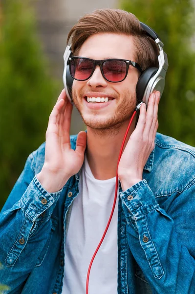 Человек в наушниках слушает музыку — стоковое фото